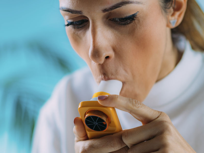 kobieta bada sie spirometrem