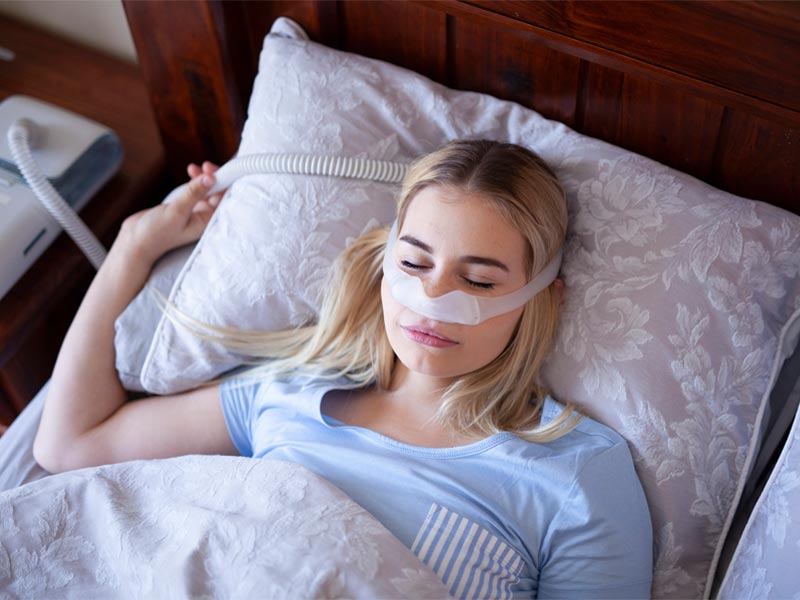 kobieta podczas snu korzystajaca z maszyny cpap