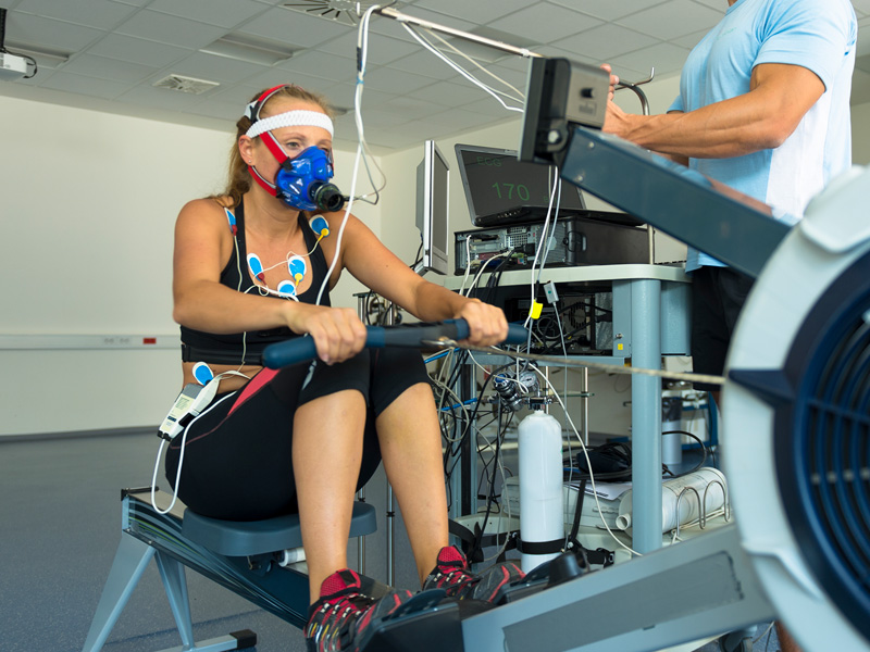 kobieta sportowiec podczas wykonywania badania ekg i vo2 ergometr