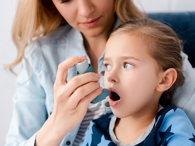 matka z corka podczas inhalacji inhalatorem
