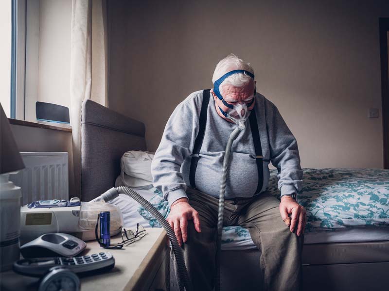 starszy mezczyzna podlaczony do aparatu cpap