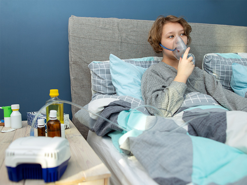 dziecko podczas inhalacji w lozku