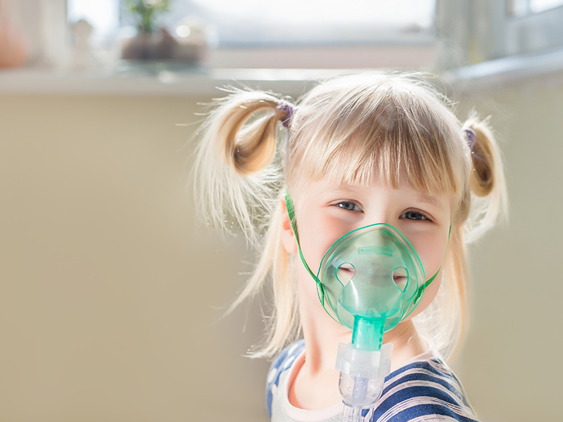 dziewczynka z maseczka na twarzy podczas inhalacji